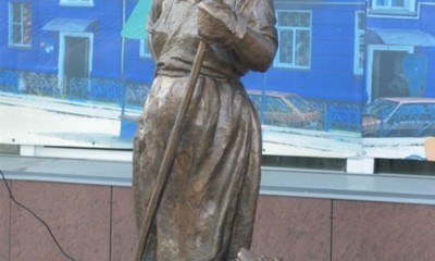 Памятник "Дворник Петровна"
